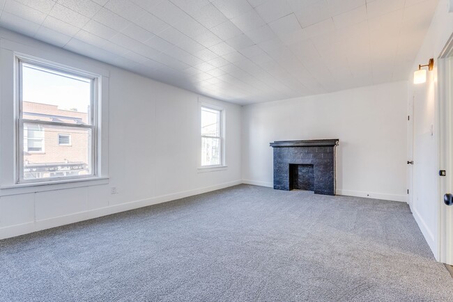 Building Photo - 826 E Warrington Ave