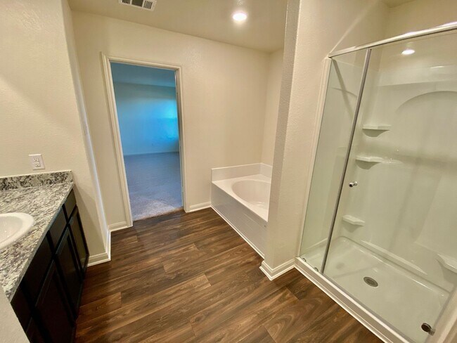 Building Photo - Experience Luxury Living: 4 Beds, 2.5 Bath...