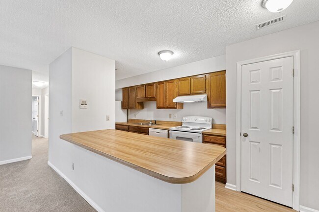Building Photo - 2011 Quaker Landing