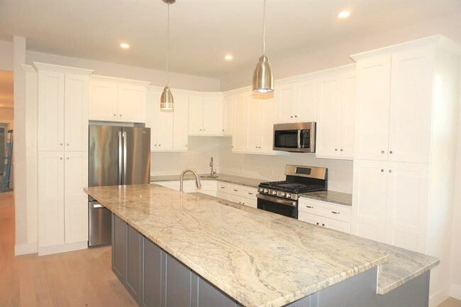 Building Photo - 99 Moody St