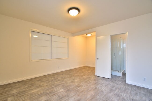 Building Photo - t232