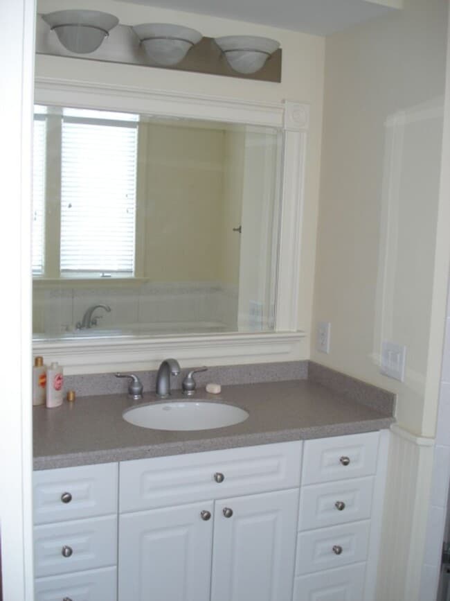 Building Photo - 4B Channel Ave