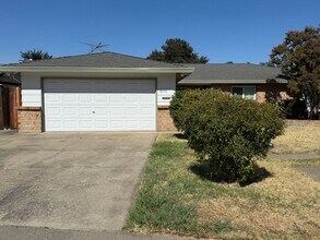 Building Photo - 3 bed 2 bath home available now!