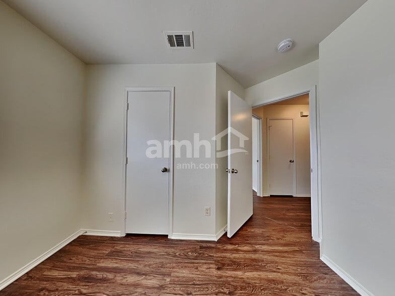 Building Photo - 1607 Tampa Bay Dr