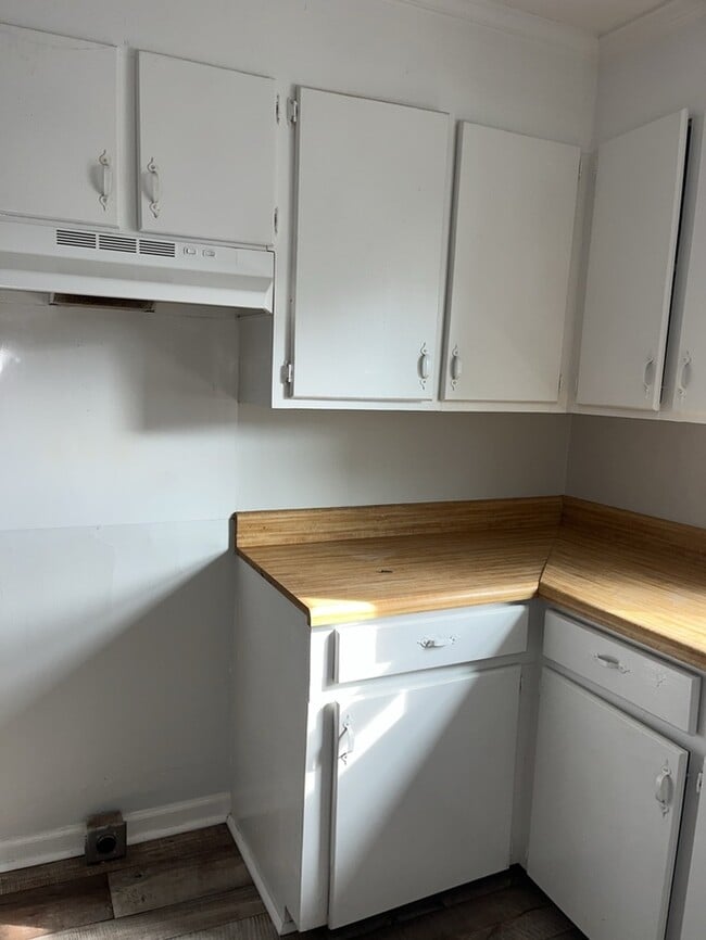 Building Photo - 2 Bedroom 1 bathroom