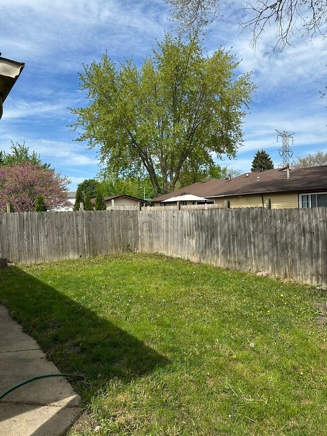Building Photo - 1002 Pheasant Run Ln