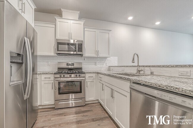 Building Photo - 3 Bedroom, 2.5 Bath Townhome In Ridgefield!