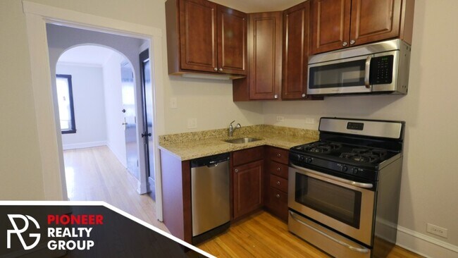 Building Photo - Renovated studio, pet friendly