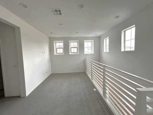 Building Photo - POWELL WAY UNIT 104 CORONA 92883  (3 BED / 2.5 BATH)
