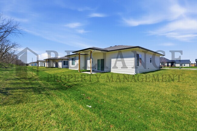 Building Photo - 613 Elmwood St