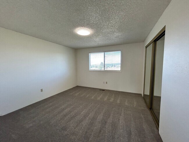 Building Photo - 846 Homedale Rd