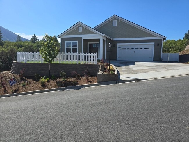 Building Photo - 3 bed 3 bath Brand-New Custom-Built home f...