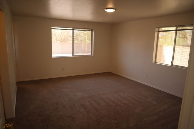 Building Photo - NEW A/C, Freshly Painted Inside and Outsid...
