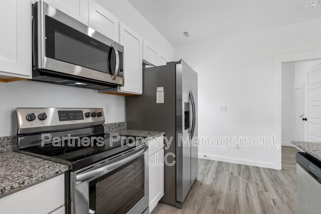 Building Photo - 881 Ventnor Ave