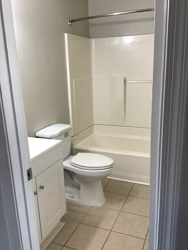 Building Photo - 3 Bed 1.5 Bath Townhome