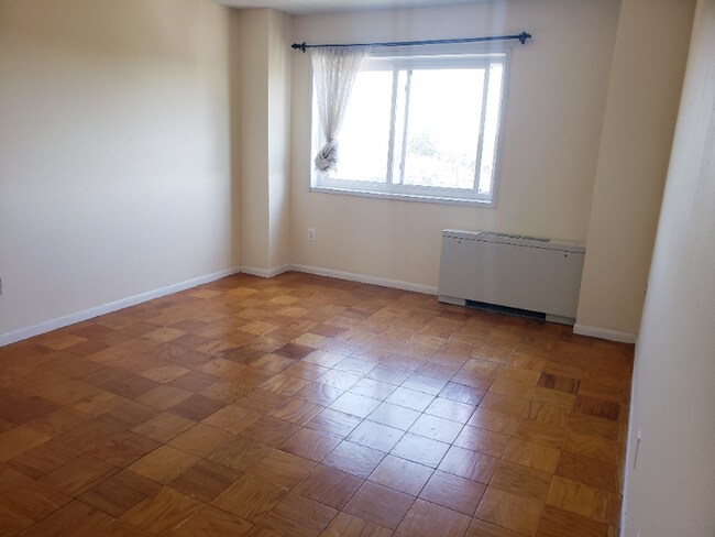 Building Photo - 1121 University Blvd W