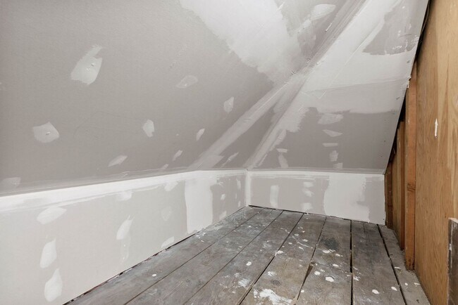 Building Photo - Renovated 5 Bed, 2 Bath House + Office EWU Off Campus Housing! AVAILABLE 7/20!