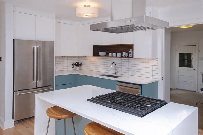 Building Photo - 2211 1/2 Pasadena Dr