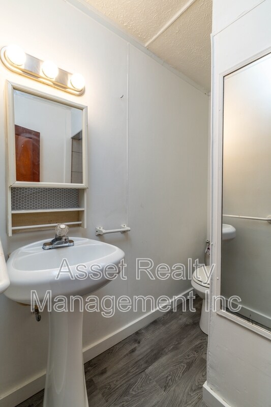 Building Photo - 5501 Lake Shore Dr