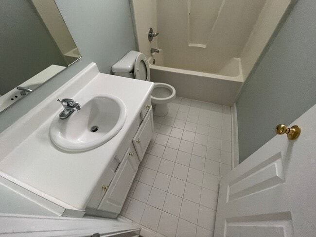 Building Photo - 3 Bedroom 2 Bath Single Family House - Fen...