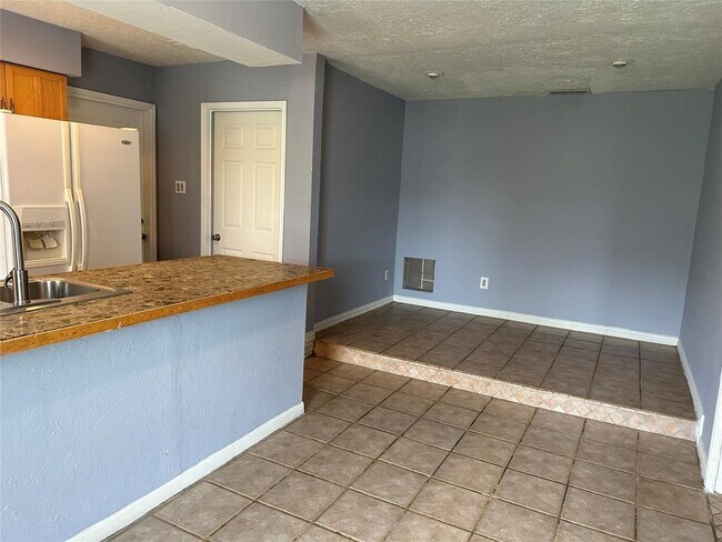 Building Photo - 16610 La Avenida Dr