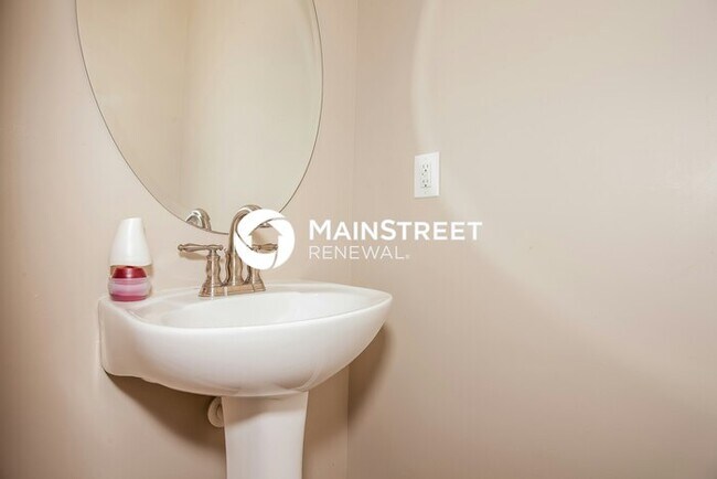 Building Photo - 4 Bedroom Pet-Friendly Home in Charlotte, NC with Main Street Renewal