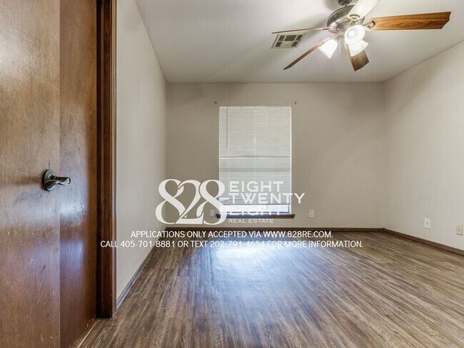 Building Photo - West Norman 2 Bed/1 Bath Duplex WITH Fenced Backyard! AVAILABLE NOW!