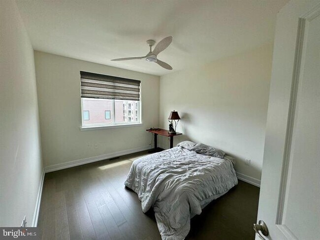 Building Photo - 906 Lakeview Ct