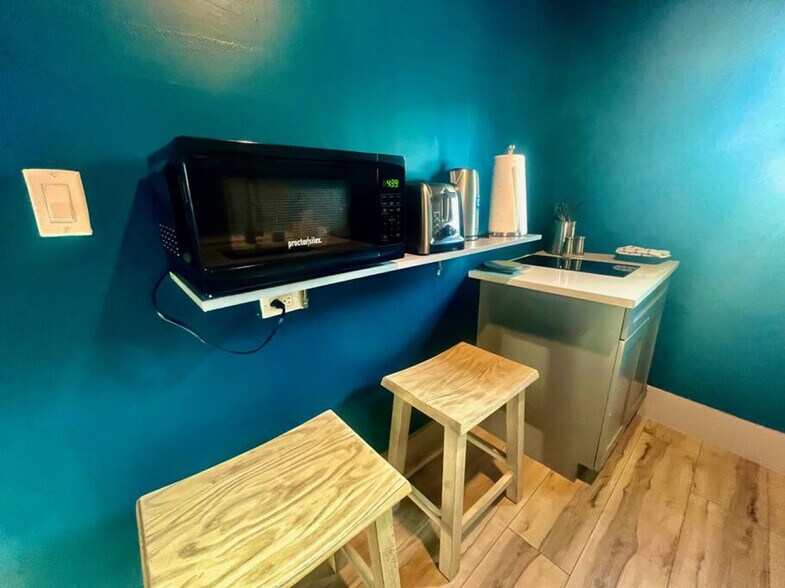 Building Photo - 625 NE 13th Ave