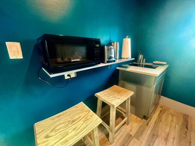 Building Photo - 625 NE 13th Ave