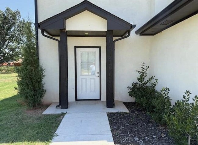 Building Photo - 604 Abadan Dr