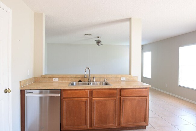 Building Photo - Comfortable 4/2.5 Home at Waterford Trails...