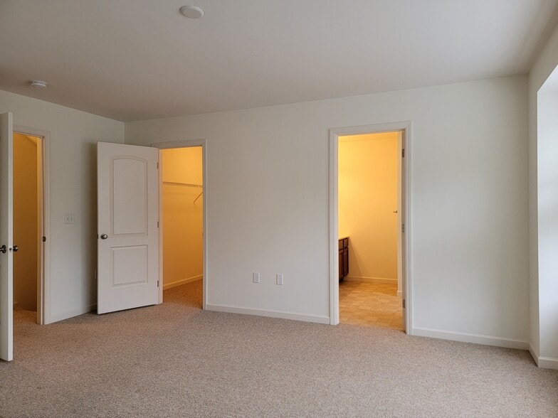 Building Photo - 647 Winding Ln