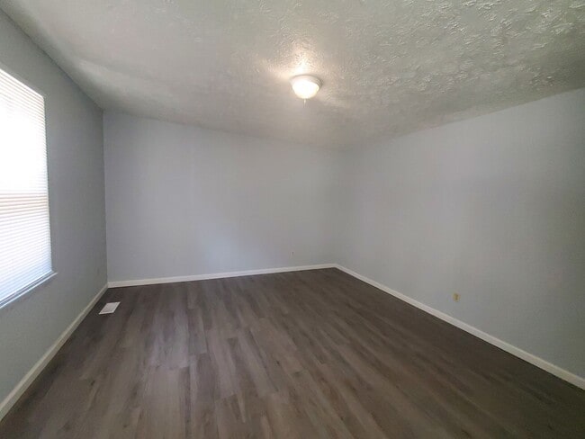 Building Photo - 4742 Belford Rd