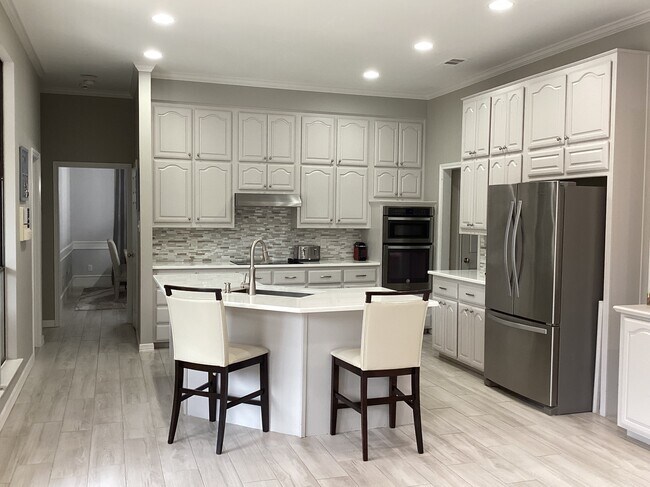 Building Photo - 7313 Hollingsworth Dr