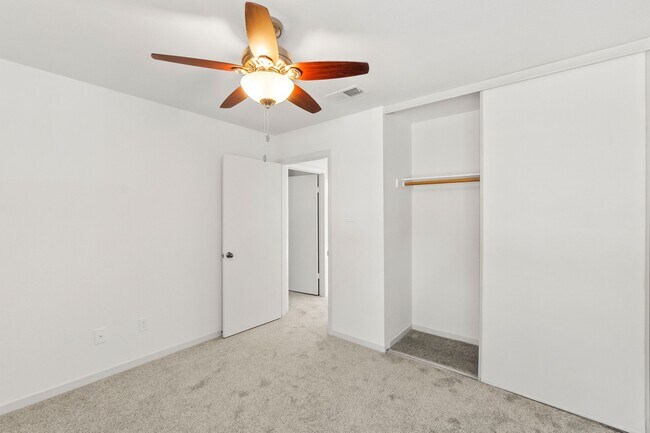 Building Photo - 15 Breezy Point Pl