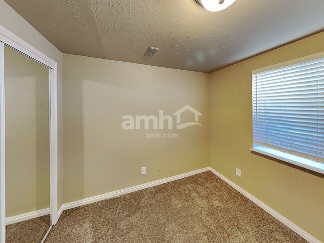 Building Photo - 1329 E 410 S St