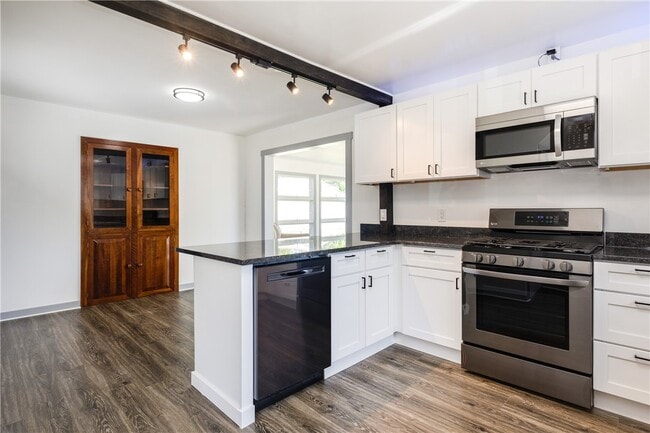 Building Photo - 578 Victory Hwy