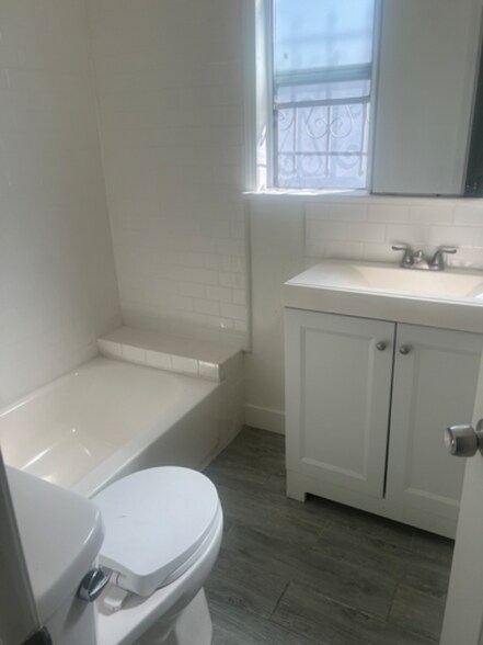 Building Photo - 6522 S Victoria Ave