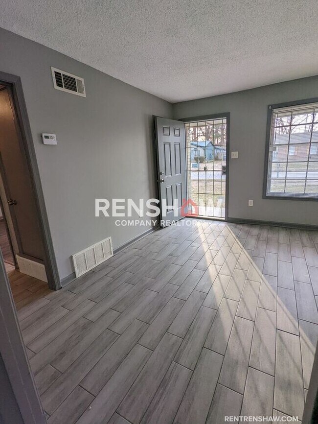 Building Photo - COMPLETELY RENOVATED 4 Bedroom / 1.5 bath ...
