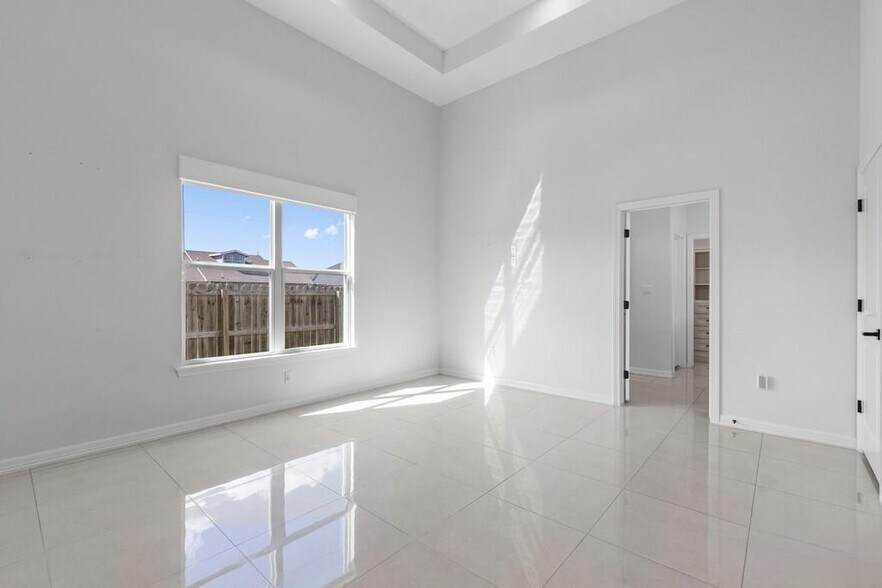 Building Photo - 7401 Hana Dr