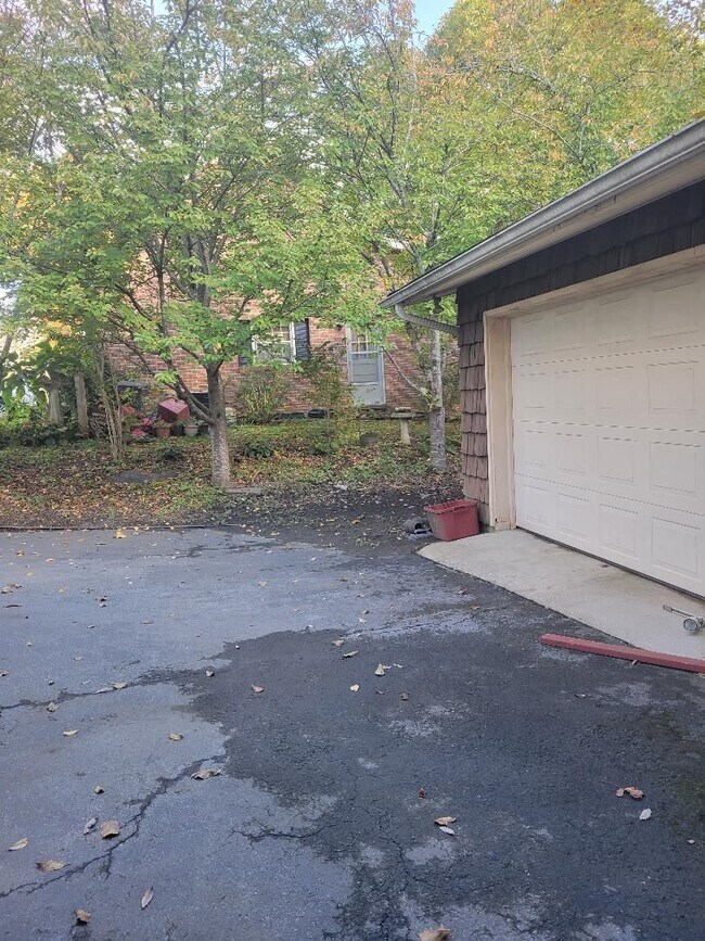 Building Photo - 5 bedroom 3 bath in Town Acres Subdivision