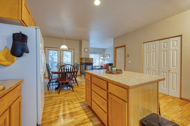 Building Photo - Fully Furnished Running Y Townhouse