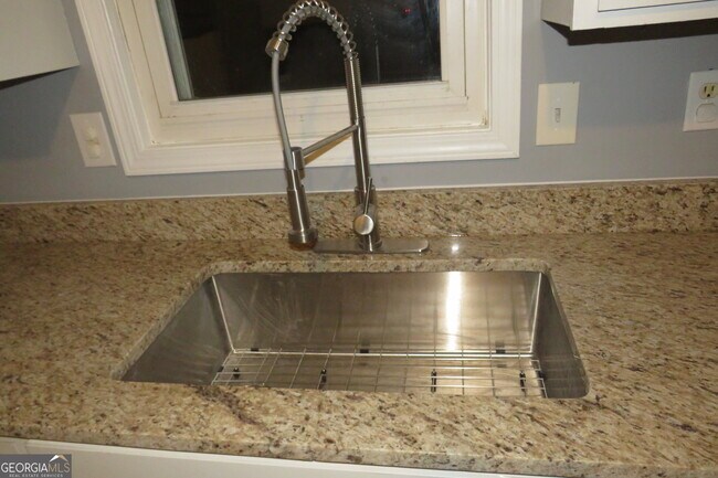 Building Photo - 1105 Hampton Rd