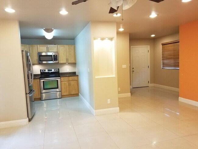Building Photo - Pet Friendly, Ground Level, W/D, Great Location, Private fenced yard!