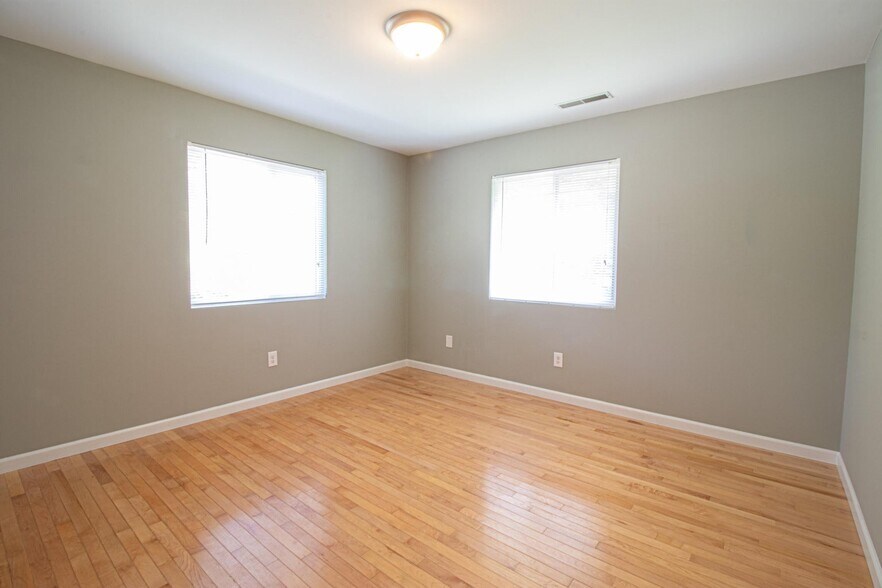 Building Photo - 835 Grand Ave NE