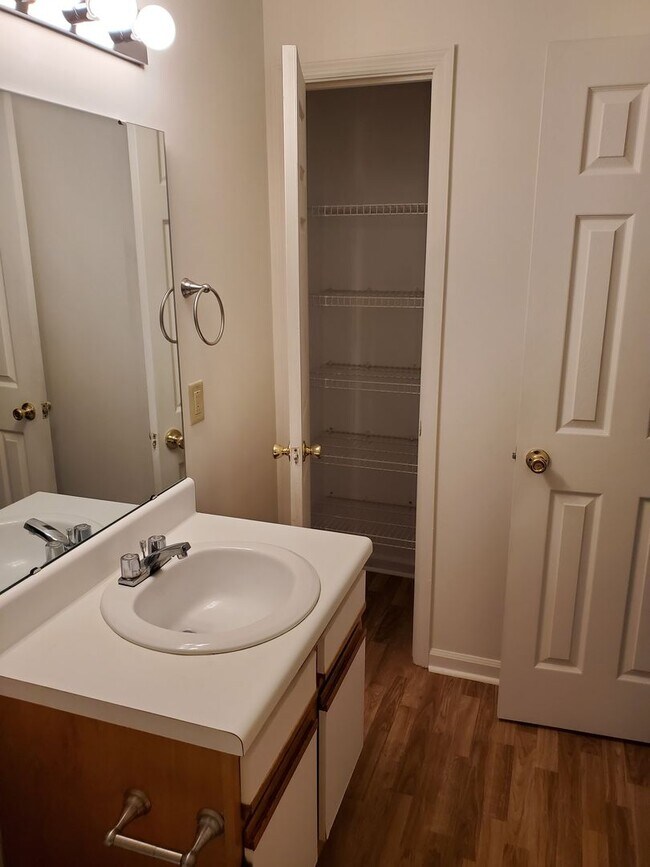 Building Photo - 2 Bedroom, 1 bath apartment Upstairs Unit