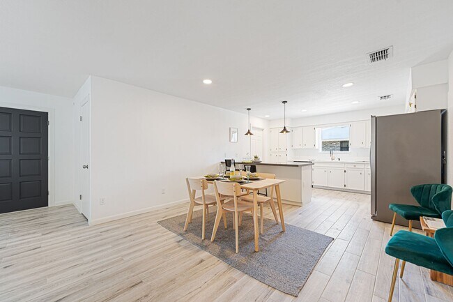 Building Photo - 1593-1595 W. Gastel Circle