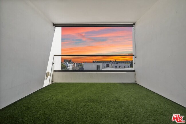 Building Photo - 733 N Gramercy Pl