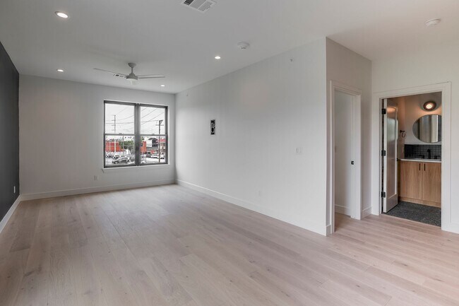 Building Photo - 309 W Daggett Ave